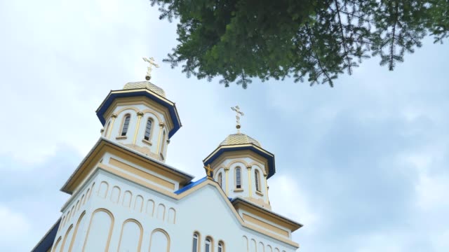 Orthodoxe-Kirche,-katholische-Kirche,-Kuppel-der-Kirche-vor-einem-blauen-Himmel,-gegen-die-SkyGolden-Kuppeln