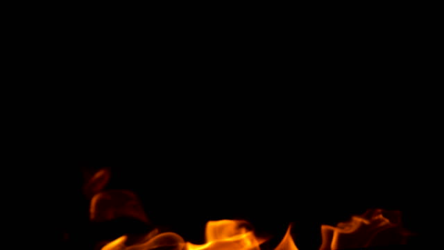 brennendes-Feuer-auf-einem-schwarzen-Hintergrund