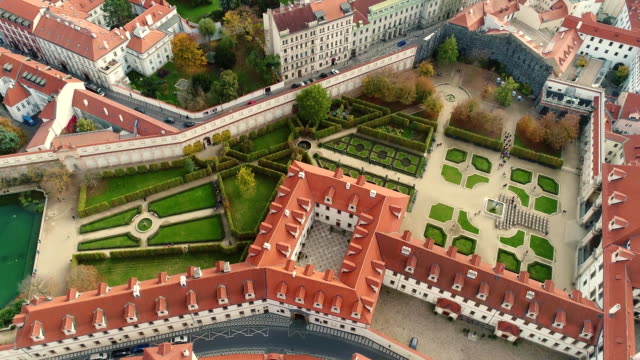 Panorama-von-Prag,-Antenne-der-Stadt,-Blick-von-oben-auf-das-Stadtbild-von-Prag,-Flug-über-die-Stadt,-Bereich-Altstadt,-Prager-Burg-und-Vltava-(Moldau),-Tschechische-Republik,-Prag