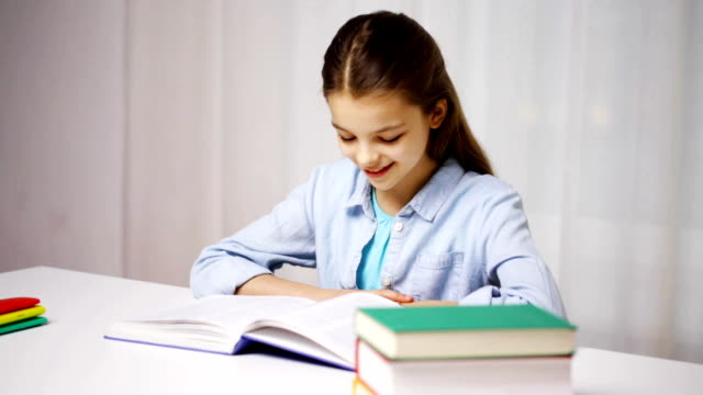 glücklich-Schulmädchen-Buch-oder-Lehrbuch-zu-Hause-lesen
