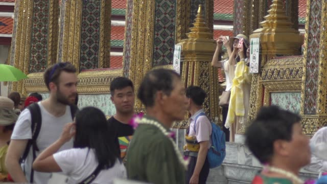 Bangkok-/-Thailand---May-23-2018-:-tourist-at-Wat-Phra-Si-Rattana-Satsadaram-slow-motion-shot