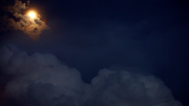 Dramatischen-Hintergrund-Beleuchtung-im-Sonnenuntergang-Himmel-mit-dunklen-Wolken-Mond-umkreisen-die-Erde.