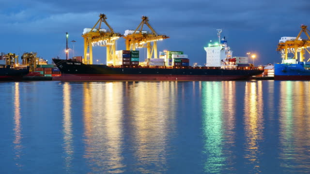 Zeitraffer-der-großen-Kran-Be--und-Entladen-Container-vom-Hafen-von-Bangkok-zu-Cargo-Fracht-Containerschiff-in-der-Nacht.