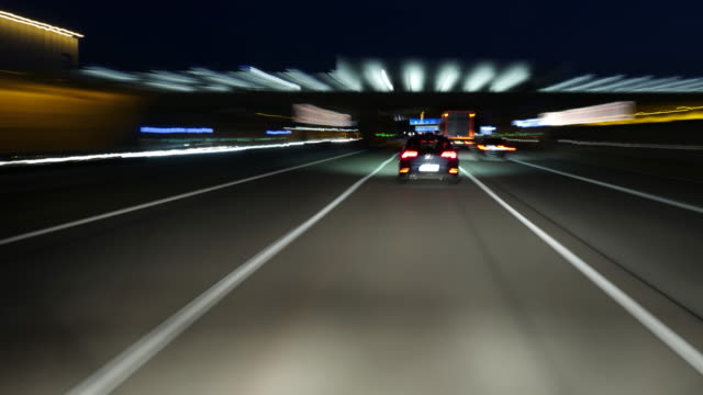 Zeitraffer-einer-Fahrt-auf-einer-deutschen-Autobahn-in-der-Abenddämmerung