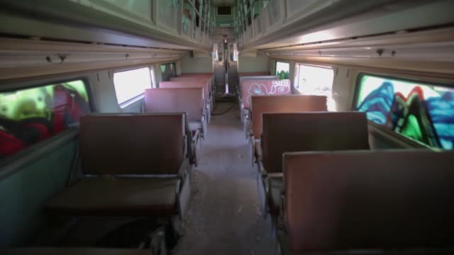Interior-de-tren-abandonada-con-sacudidas-de-la-cámara