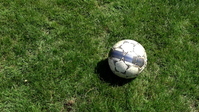 Futbolista-golpea-el-balón-en-un-primer-plano-de-cámara-lenta