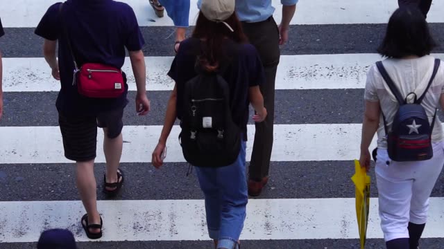 Many-people-crossing,-Osaka-in-Japan