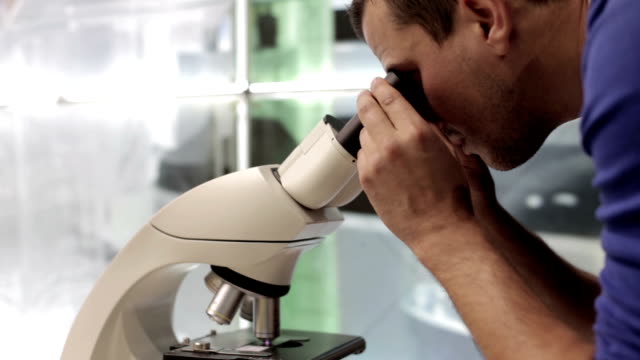 Der-Arzt-arbeitet-mit-einem-Mikroskop