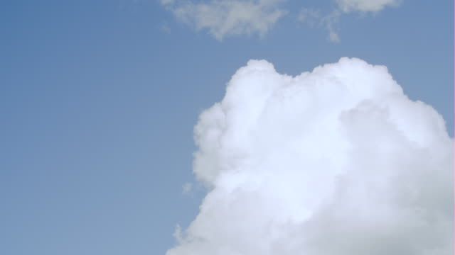 Close-Up-Cloud-Blätterteig-blauer-Himmel-Zeitraffer
