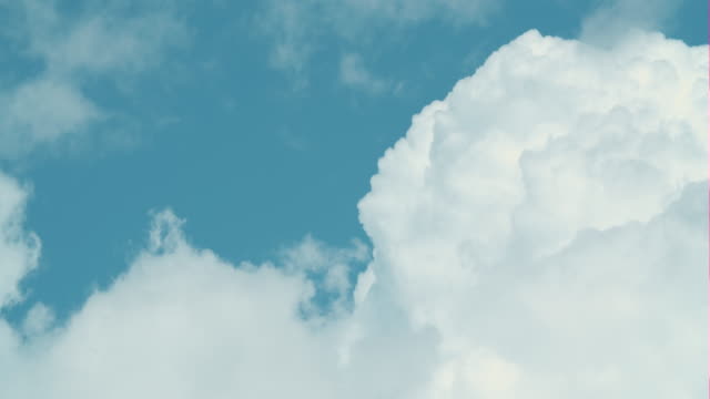 Time-lapse-de-la-cubierta-de-la-nube-del-cielo-azul-épico