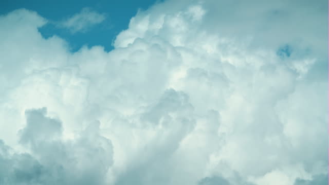 Dramatische-blauer-Himmel-geschwollenen-Wolken-Zeitraffer