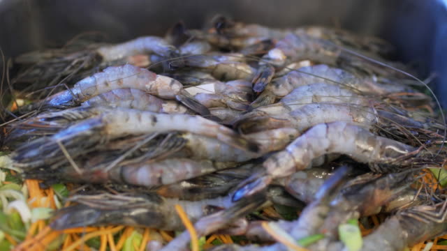camarón-crudo-con-verduras-sobre-la-mesa