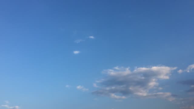 hermoso-cielo-azul-con-fondo-de-nubes.-Nubes-del-cielo.-Cielo-con-nubes-de-naturaleza-de-las-nubes-el-tiempo-azul.-Cielo-azul-con-nubes-y-sol.