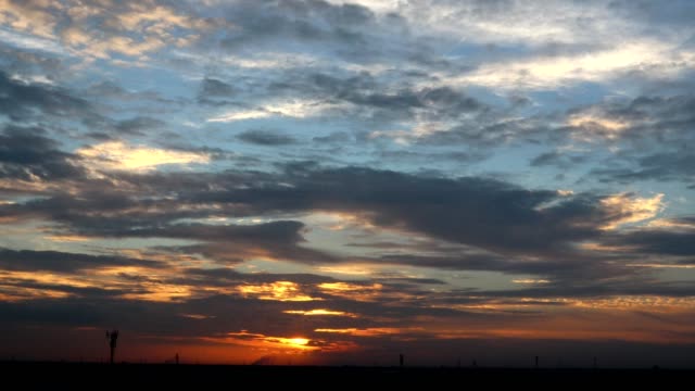 Dramatische-Atmosphäre-Zeit-Zeitraffer-Aufnahmen-video-Clip-von-schönen-Sonnenuntergang-Himmel-und-Wolken.