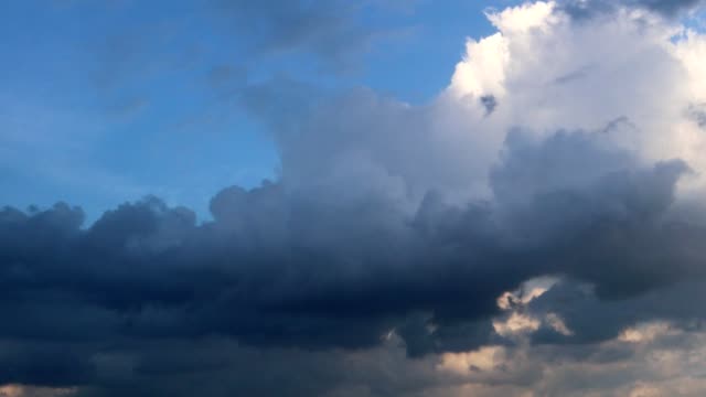 Atmósfera-dramática-tiempo-lapso-imágenes-clip-video-del-hermoso-cielo-al-atardecer-y-las-nubes.