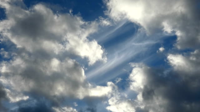 Blauen-Wolkenhimmel,-viele-weiße-und-graue-Wolken
