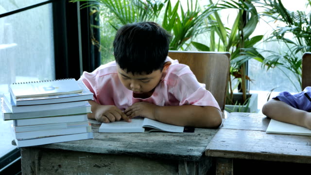 Gente-de-Asia-muchacho-dos-libros-de-lectura.-concepto-de-educación