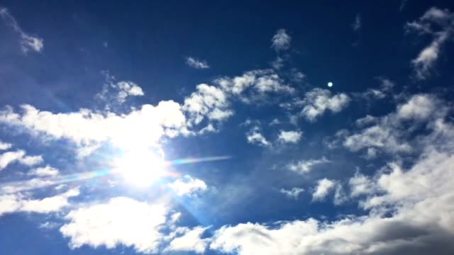 Weiße-Wolken-in-die-Sonne-fliegen