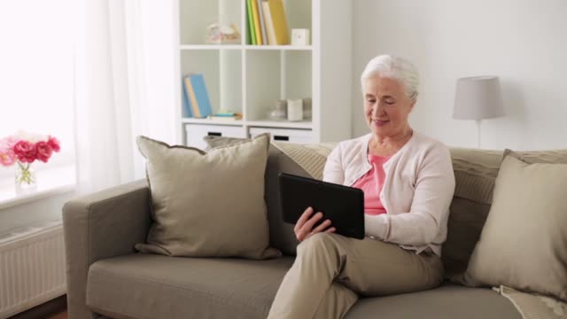 ältere-Frau-mit-TabletPC-und-Kreditkarte