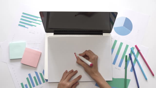 Idee-Konzept.-Frau-Lampe-auf-Blatt-Papier-auf-Laptop-zeichnen.-Büro-Desktop.