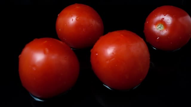 Das-Wasser-fließt-auf-Tomaten.-Slow-Motion.
