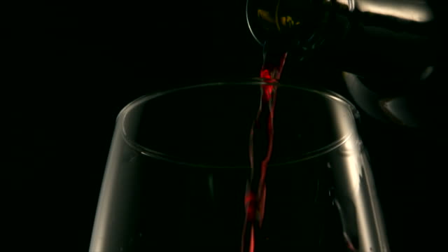 Glas-mit-Rotwein-gefüllt-wird.