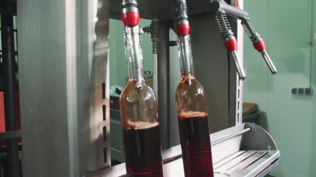 Máquina-especial-equipo-de-embotellado-de-vino-tinto-mientras-fabricación