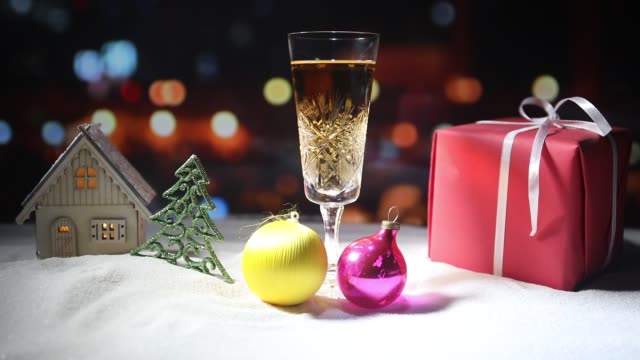 Glas-Champagner-mit-Weihnachtsdekoration.-Traditionelle-Winter-Urlaub-Alkohol-trinken-im-Schnee-mit-kreativen-Neujahr-Kunstwerk.-Textfreiraum