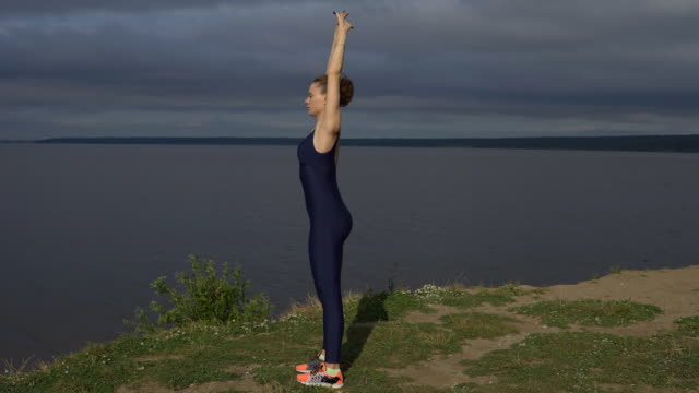Yoga-Frau-in-Sportkleidung,-Energiekonzentration