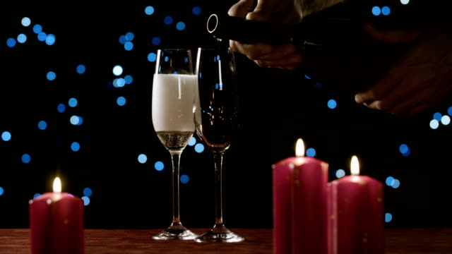 Verter-el-champagne-en-una-copa-en-un-conjunto-romántico