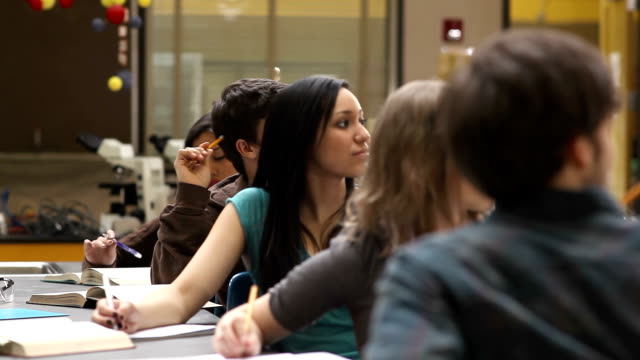 College-Studenten-zu-tun-Arbeit-während-einer-Vorlesung-gruppieren.