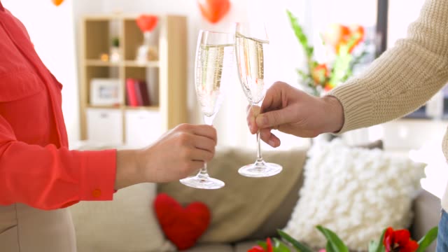 pareja-feliz-bebiendo-champaña-en-el-día-de-San-Valentín