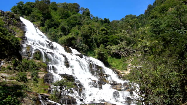 Tief-im-Wald-große-Wasserfall-am-Mae-Ya-Wasserfall,-Doi-Inthanon-Nationalpark-Chiang-Mai,-Thailand.-Super-Zeitlupe-120-fps