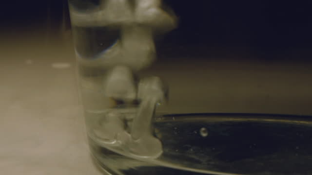 Reacción-efervescente-submarina-en-taza-de-cristal