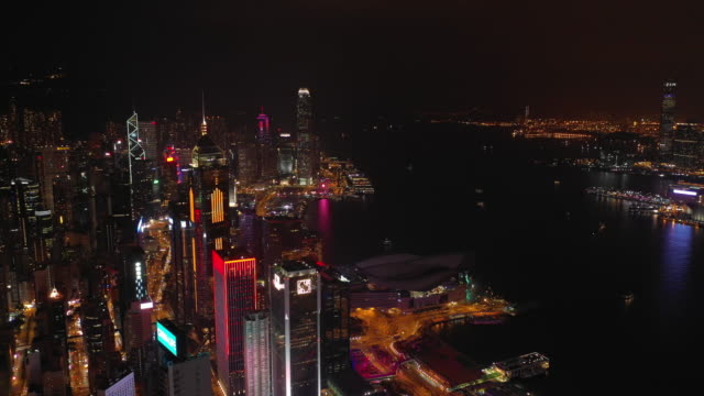 nachts-beleuchtet-Hong-Kong-Cityscape-downtown-Victoria-Hafen-Luftbild-Panorama-4k