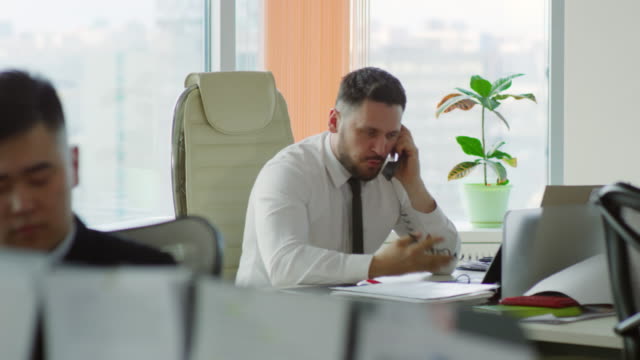 Hombre-de-negocios-enojado-argumentando-en-teléfono