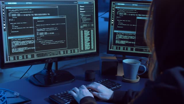 Hacker-erstellen-Computervirus-für-Cyber-Angriff