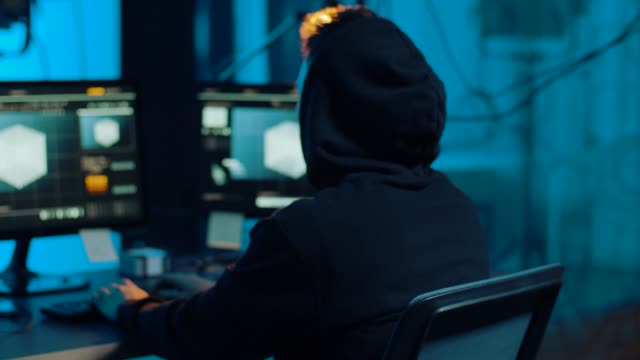 Asian-Hacker-in-dunklem-Raum-mit-Computern-in-der-Nacht