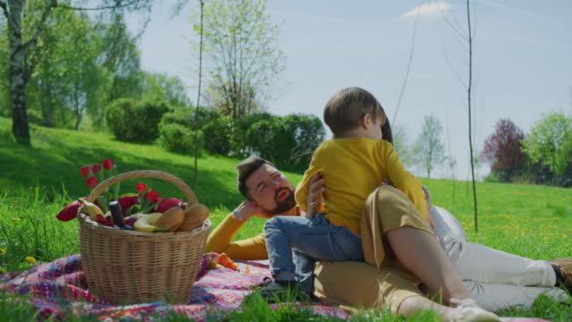 Junge-Familie-auf-einem-Picknick