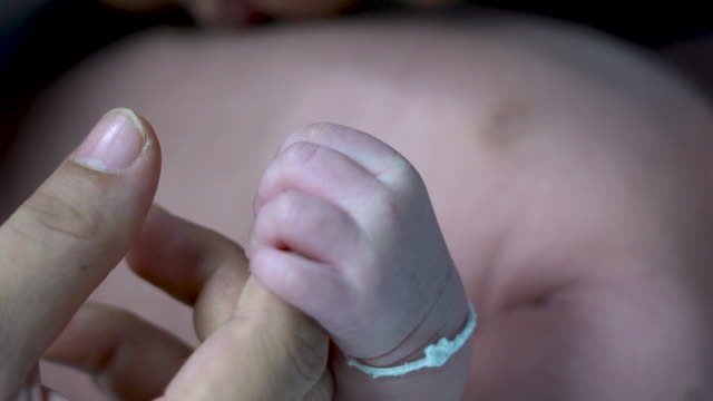 Bebé-recién-nacido-sosteniendo-la-mano-de-la-madre