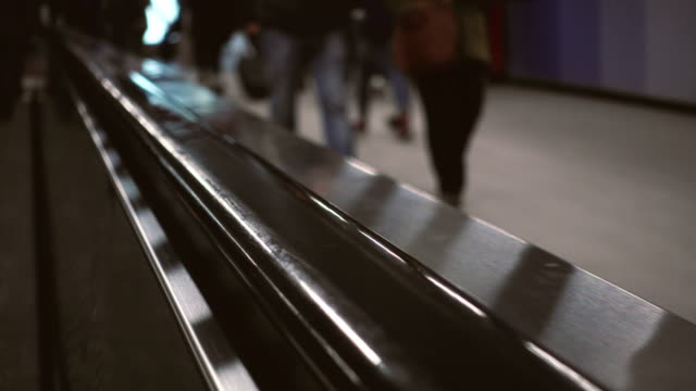 People-and-escalators-in-the-underground
