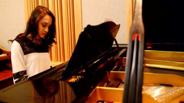 Mujer-tocando-un-piano