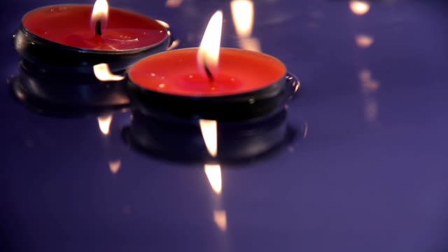 Decorative-candles-floating-in-the-water