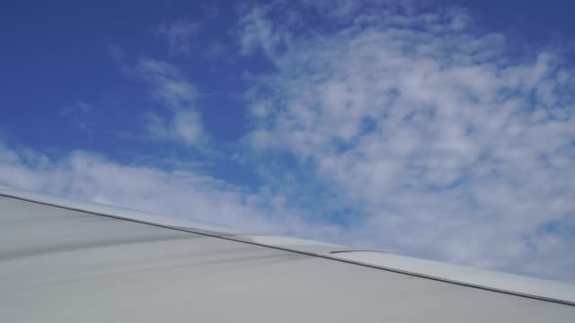 Vista-de-la-ventana-del-avión-de-nubes-de-asiento-de-pasajero