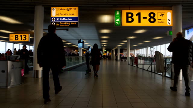 Beschäftigt-männliche-und-weibliche-Passagiere-eilen-zum-Gate-am-Flughafen-terminal,-Reise