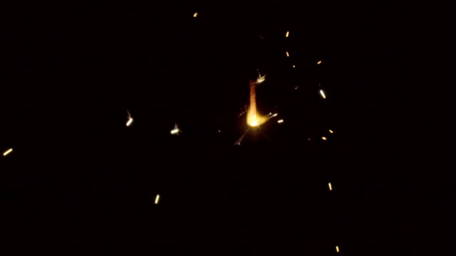Sparkler-de-fuego-ardiente-sobre-fondo-negro-en-cámara-lenta