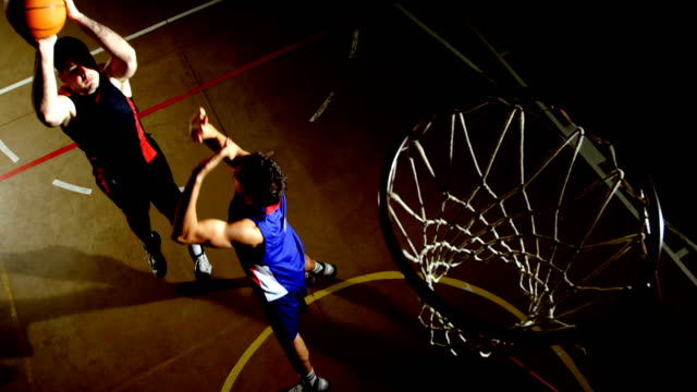 Konkurrenten-spielen-Basketball-in-der-Gerichtshof-4k
