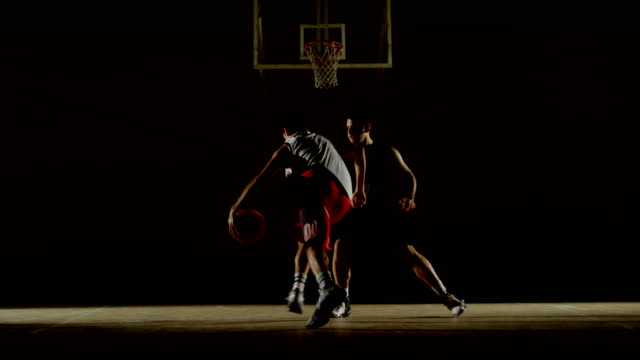 Konkurrenten-spielen-Basketball-in-der-Gerichtshof-4k