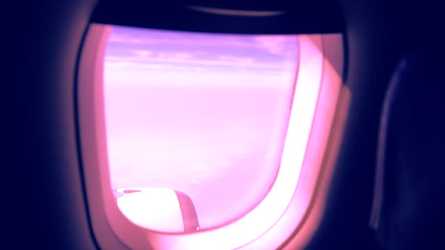 Fenster-Flugzeug-am-Blick-in-den-Himmel