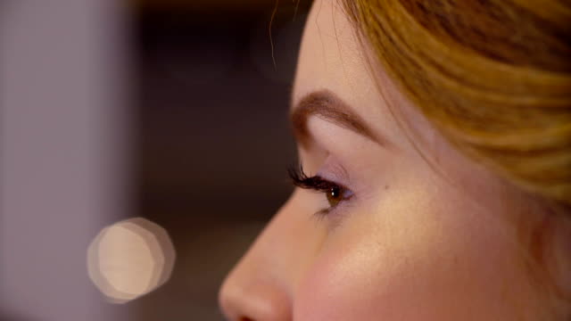 The-makeup-artist-correcting-the-shape-of-eyebrow